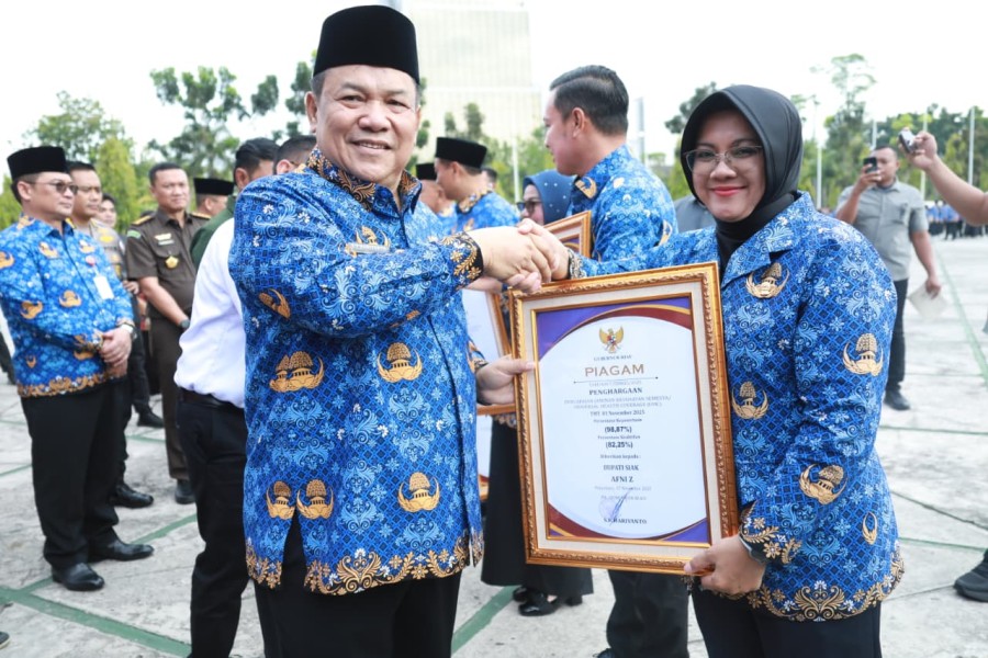 Di Tengah Ujian Keluarga, Bupati Siak Terima Penghargaan UHC dari Plt Gubri