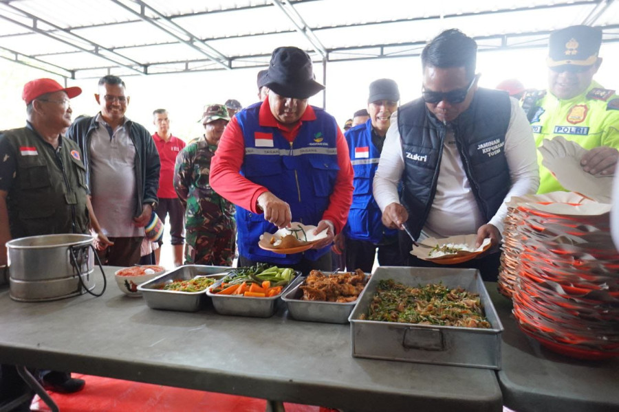 Makan Bersama Masyarakat di Dapur Umum, Gubri Apresiasi Bupati Zukri
