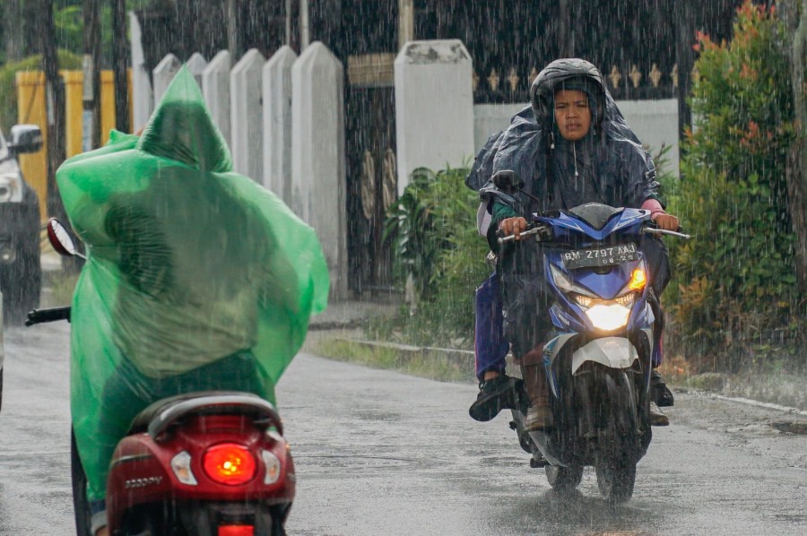 Riau Diguyur Hujan Seharian, BMKG Ingatkan Potensi Petir dan Angin Kencang
