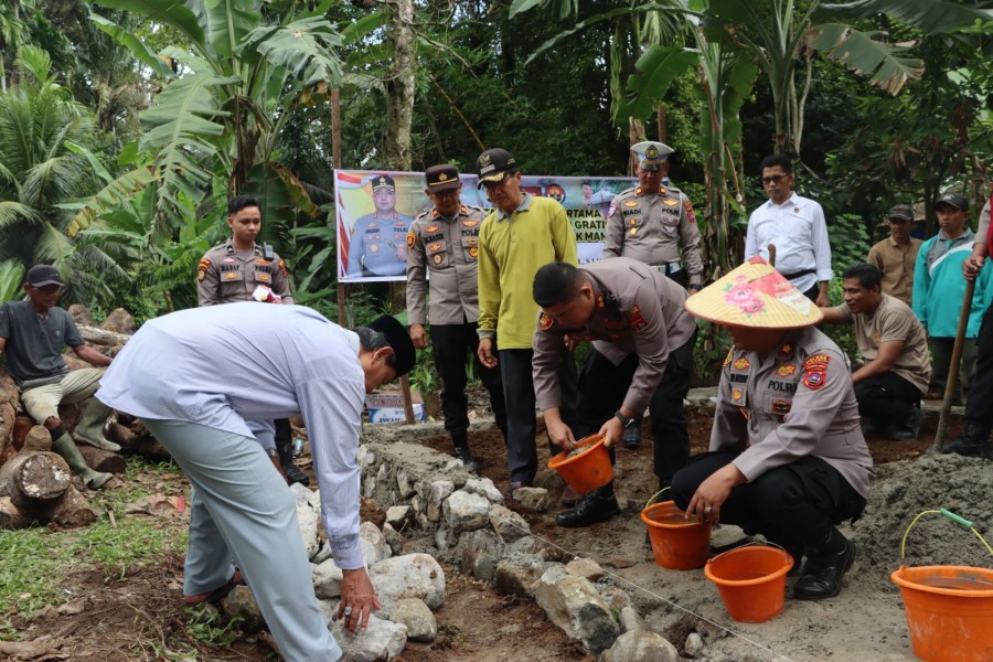 Kapolres Pariaman dan Anggota Patungan Bangun Rumah untuk Warga Miskin