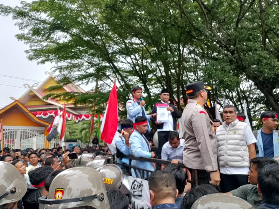 Mahasiswa dari 10 Fakultas di UNRI Gelar Berunjuk Rasa Tuntut Bebaskan Khariq Anhar