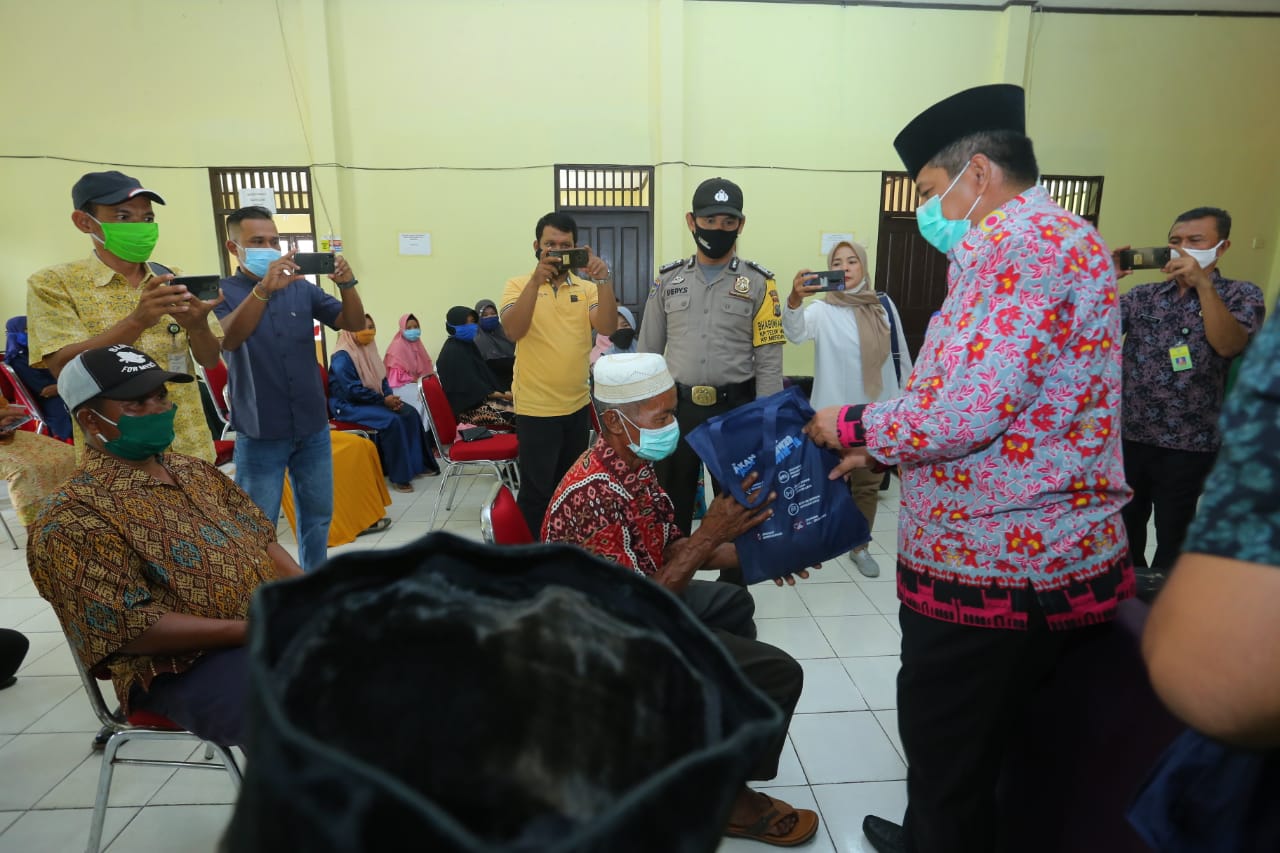 Ratusan Warga Tualang, Siak, Terima Bantuan Bahan Ikan