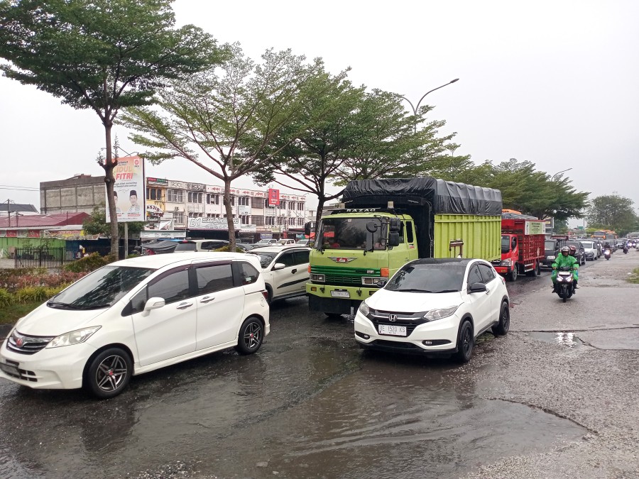 Hujan Guyur Kota Pekanbaru, Sejumlah Ruas Jalan Langsung Macet