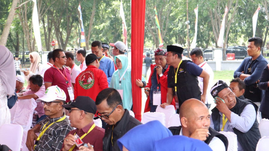 Diminta Tidak Maju oleh Paslon Lain, Afni Malah Rangkul dan Cium Tangan Pendukung Lawan