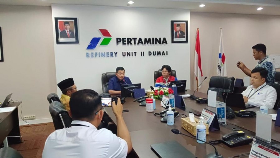 Reses di Dumai, Jon Erizal Serahkan Kompensasi Pertamina ke Masyarakat