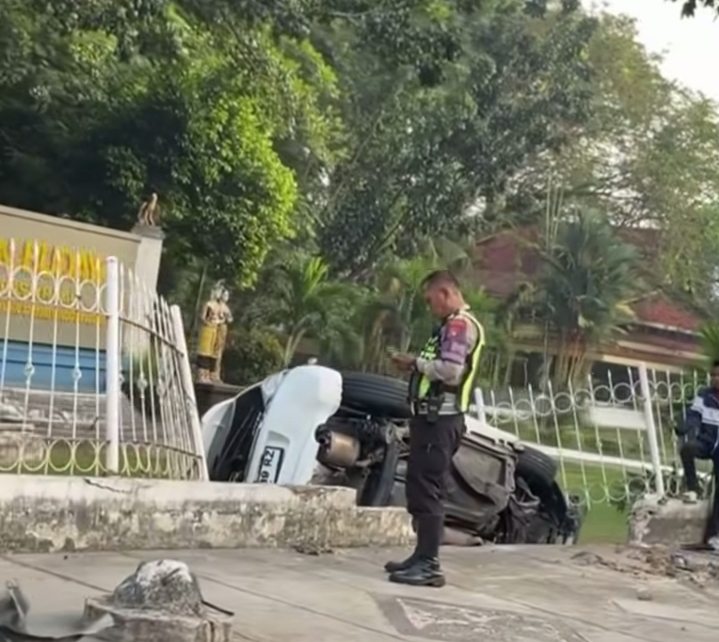 Kecelakaan Tunggal di Sudirman Brio Rusak Parah Setelah Tabrak Tiang CCTV