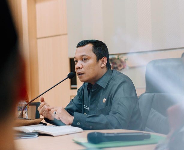 Pj Wako Pekanbaru Instruksikan Satpol PP Copot Spanduk Kampanye Caleg di Pohon