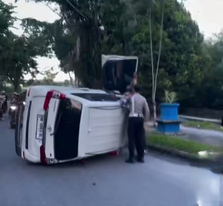 Avanza Terbalik Usai Tabrak Pohon di Jalan Arifin Ahmad Pekanbaru