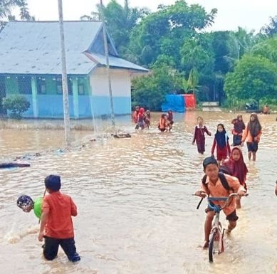 Sungai Rokan di Rohul Meluap, Rendam Rumah, Masjid Hingga Sekolah