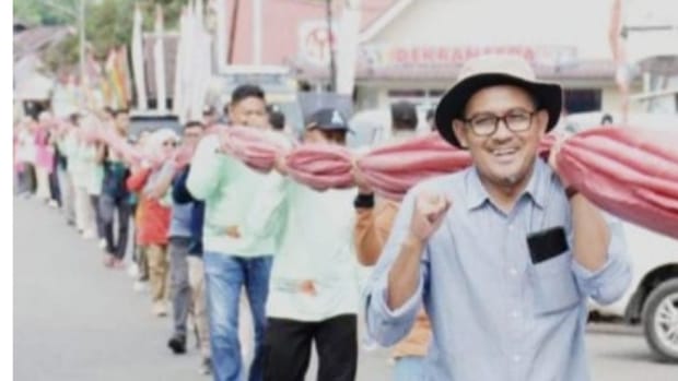 Merah Putih Membentang 2 Km Warnai Arena Pacu Jalur Kuansing