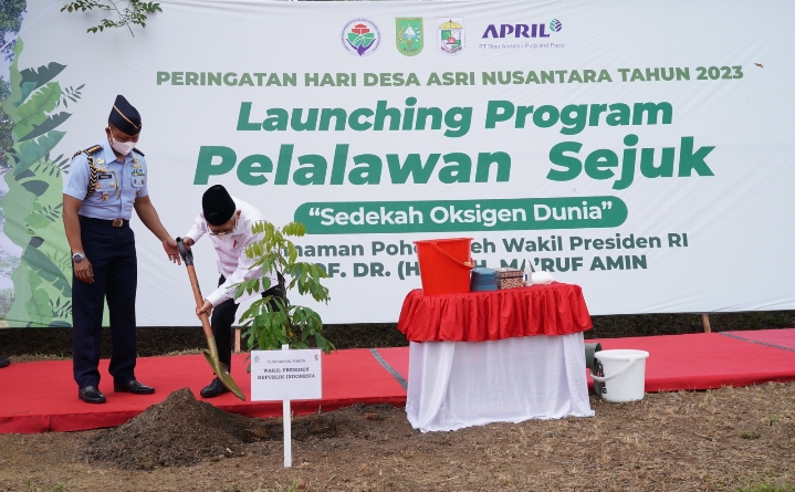 Hadiri Hari Desa Asri di Pelalawan, Wapres RI: Menanam Pohon Sebagian dari Iman