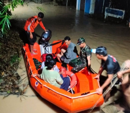 Tiga Anak Terjebak Banjir Luapan Sungai Petapahan Kuansing
