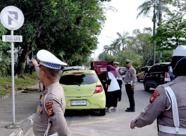 Ditlantas Polda Riau Tindak Parkir Liar di Depan RSUD Arifin Achmad