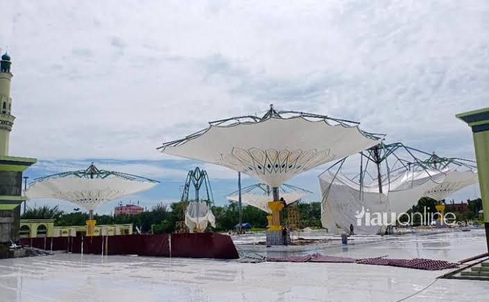 Sekdaprov Riau Tuding Proyek Payung Elektrik Banyak Kepalsuan