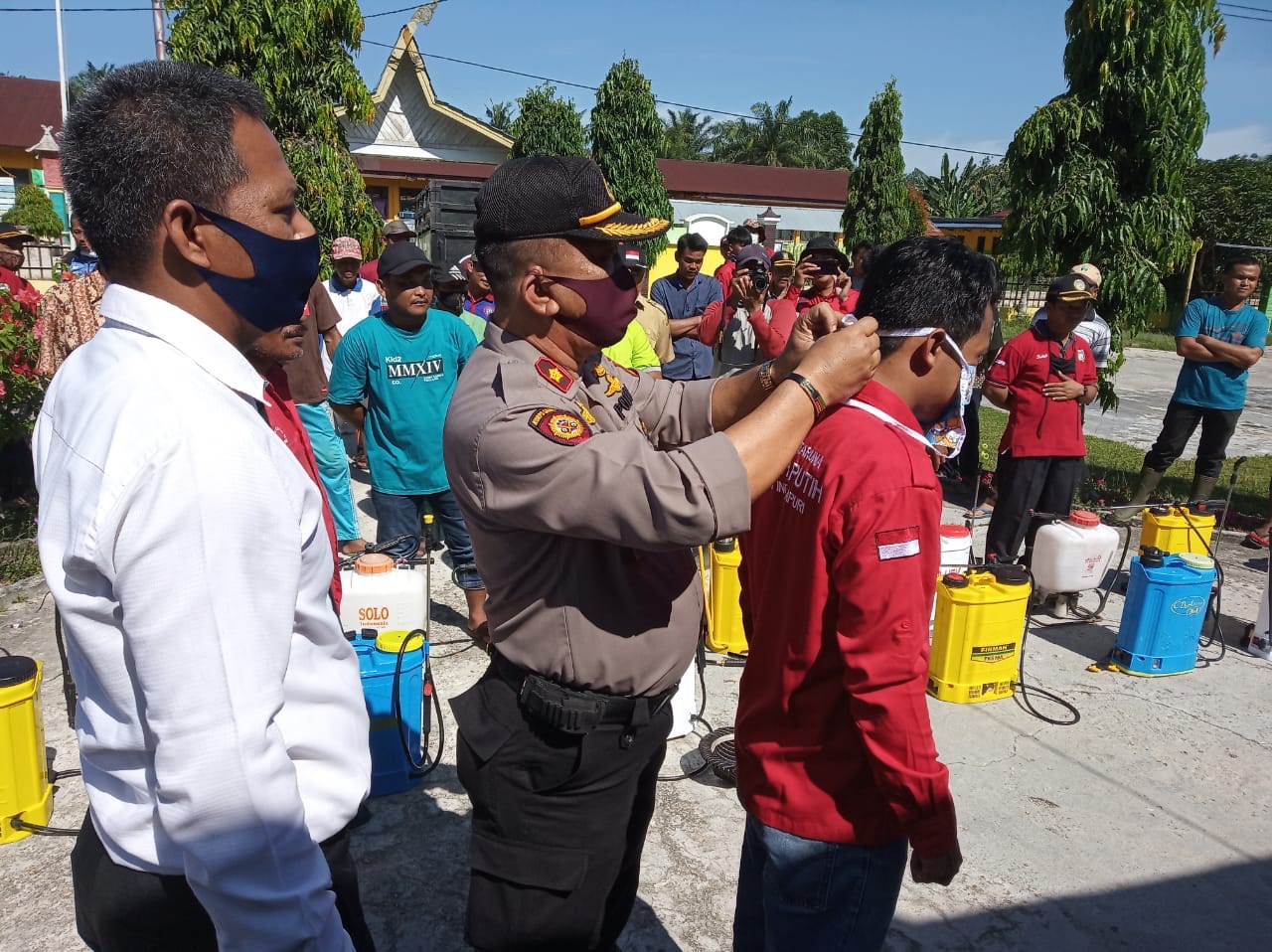 Polsek Tapung Gandeng Puskesmas dan Pemdes Indrapuri Lakukan Penyemprotan Desinfektan