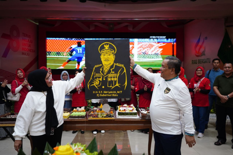 Usai Nobar Timnas U-23, Pj Gubri Diberi Kejutan Ulang Tahun