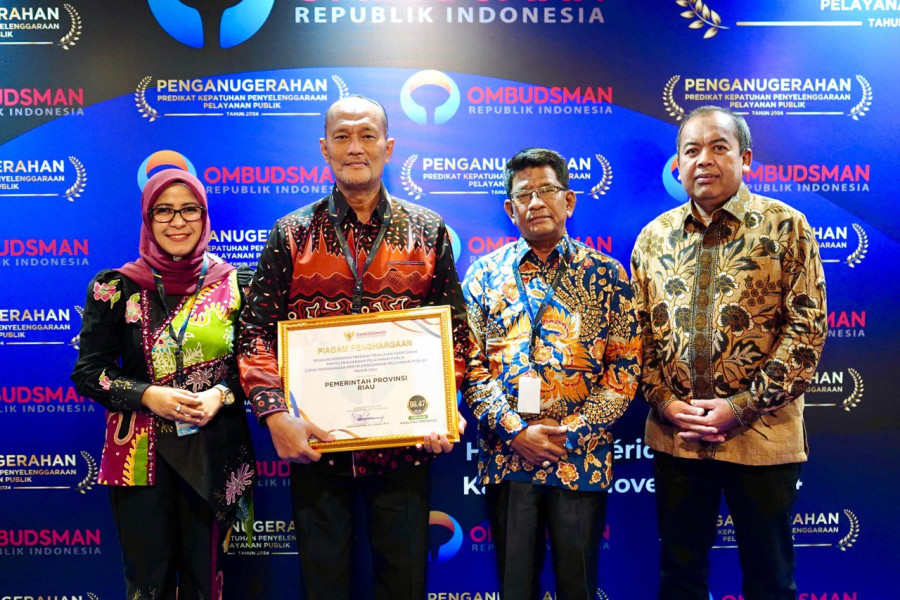 Pemprov Riau Terima Anugerah Kepatuhan Penyelenggaraan Pelayanan Publik