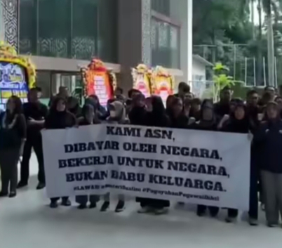 ASN Kemendikti Demo: Pak Presiden Selamatkan Kami dari Menteri Suka Main Tangan