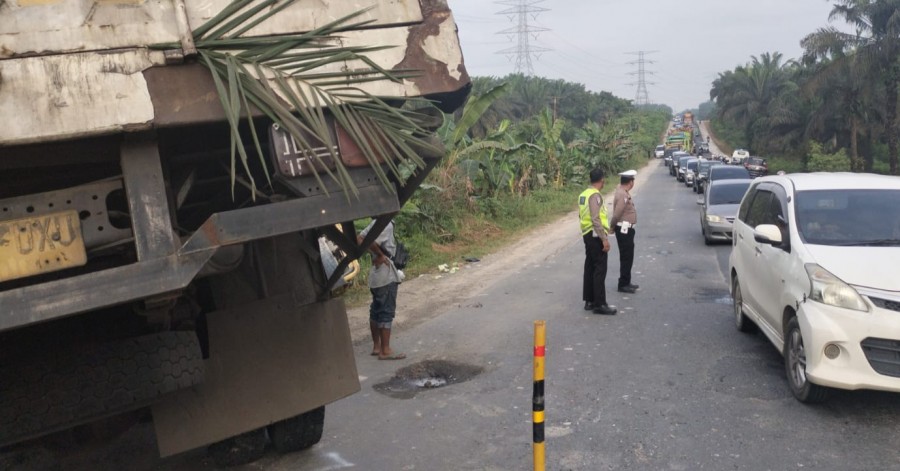 Hilang Kendali, Truk Hino Tabrak Dua Cold Diesel di Lintas Timur