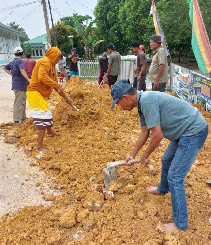 Jelang Semenisasi Warga Jalan Mawar Sialang Rampai Gelar Gotong Royong