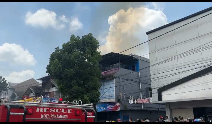 Tiga Ruko di Harapan Raya Pekanbaru Hangus Terbakar