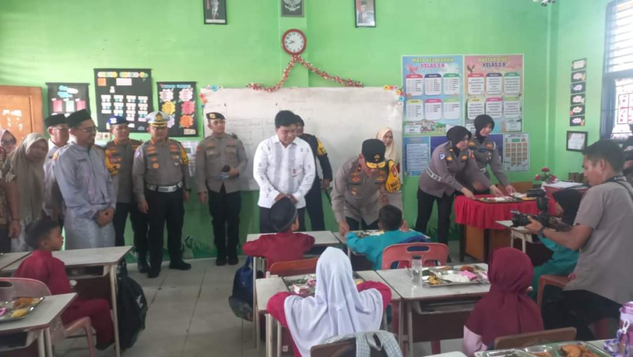 Kadisdik Pekanbaru dan Wakapolda Riau Tinjau Simulasi Uii Coba Makan Siang Bergizi Gratis