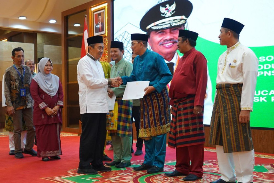 Sehari Jelang AMJ, Syamsuar Masih Sempatkan Serahkan SK Pensiun