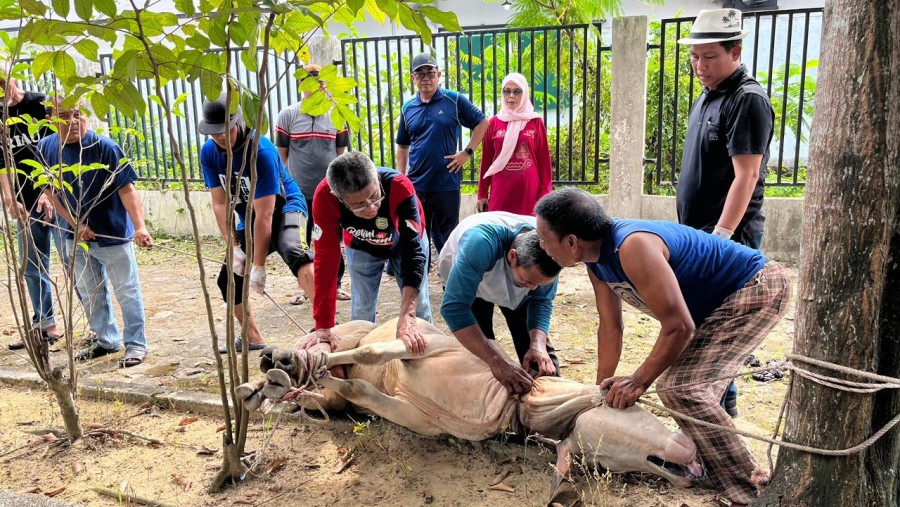 PWI Riau dan Mitra Laksanakan Kurban, Daging Dibagikan ke Warga