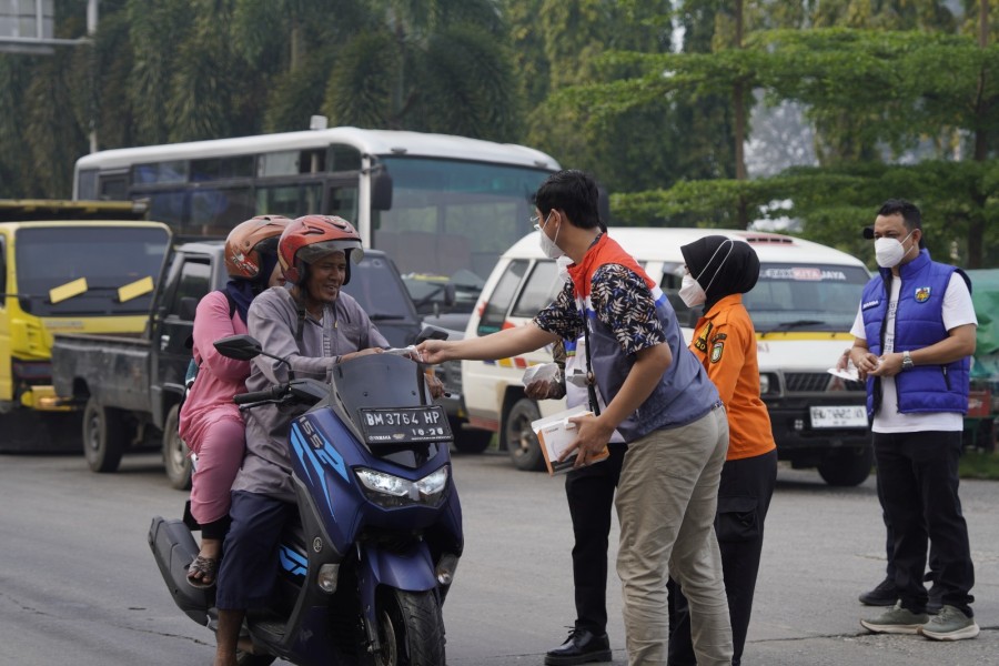 Peduli Kesehatan Warga, Pertamina Patra Niaga Kilang Dumai Bagikan Masker Gratis