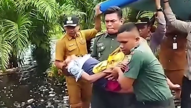 Danramil Bengkalis Evakuasi Lansia Korban Banjir di Bantan Air