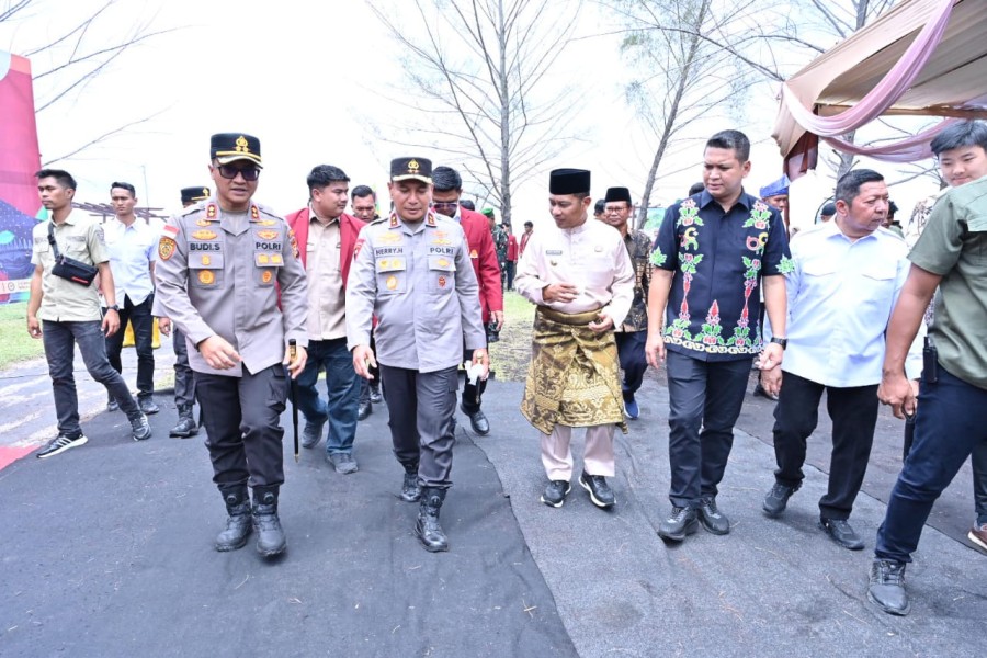 Kapolda Riau Gandeng Mahasiswa Hima Persis Hijaukan Pesisir Bengkalis