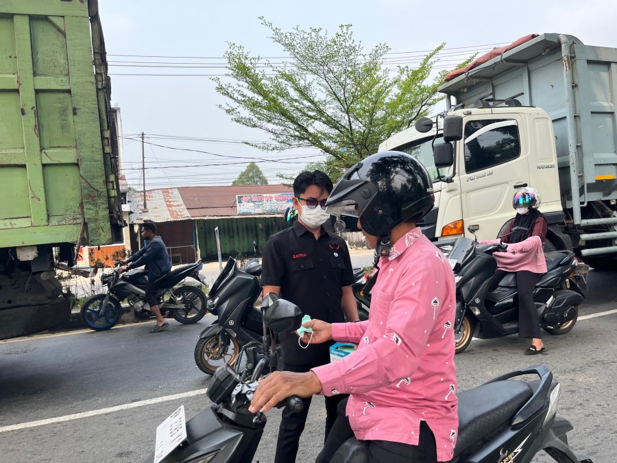 Kabut Asap Makin Pekat, DPC PDIP Kuansing Bagikan 2.500 Masker