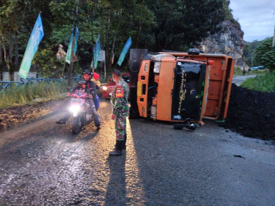 Truk Bermuatan 8 Ton Batu Bara Terguling di Kuok Kabupaten Kampar