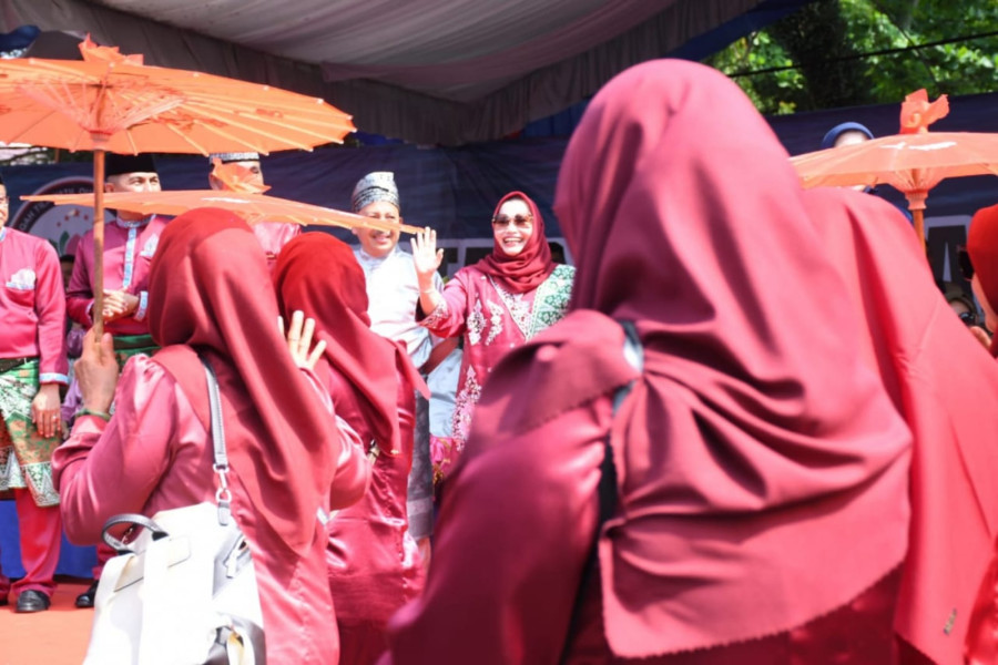 Bupati Kasmarni Semangati Kafilah Bengkalis Saat Pawai Ta'aruf MTQ Riau di Inhu
