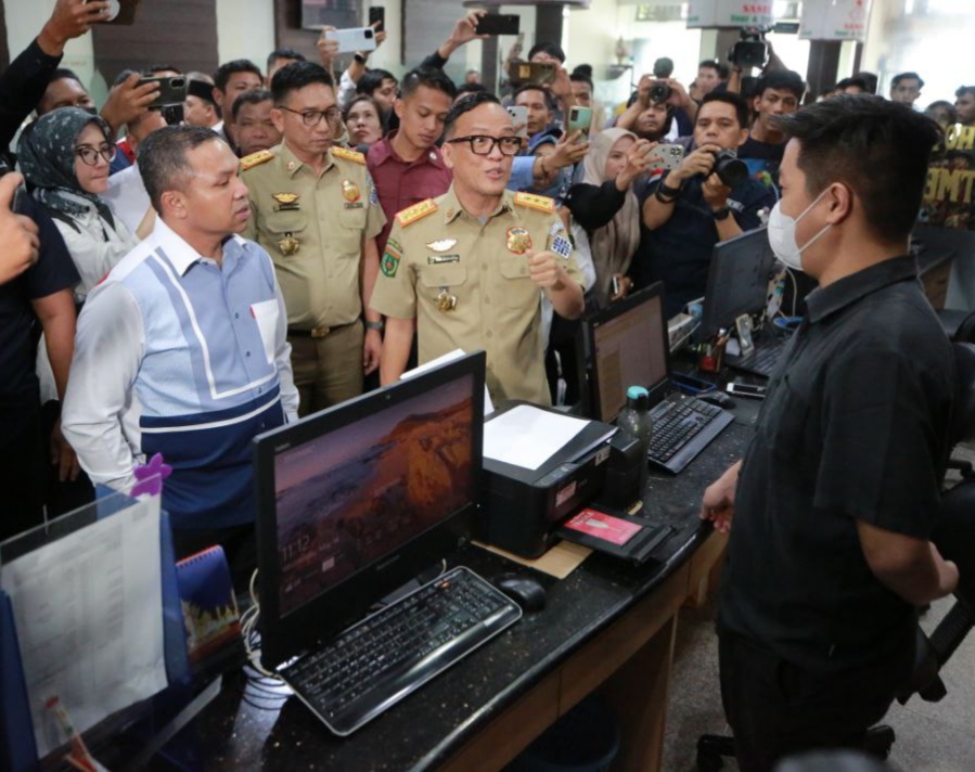Sidak ke Biro Perjalanan, Gubri dan Wamenaker Gagal Temui Pemilik, Penahanan Ijazah Jadi Sorotan