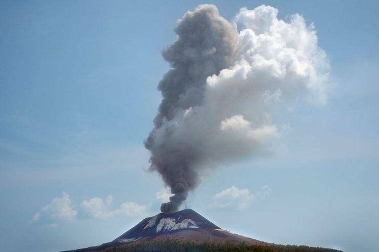 Erupsi Anak Krakatau Keluarkan Abu Capai 200 Meter