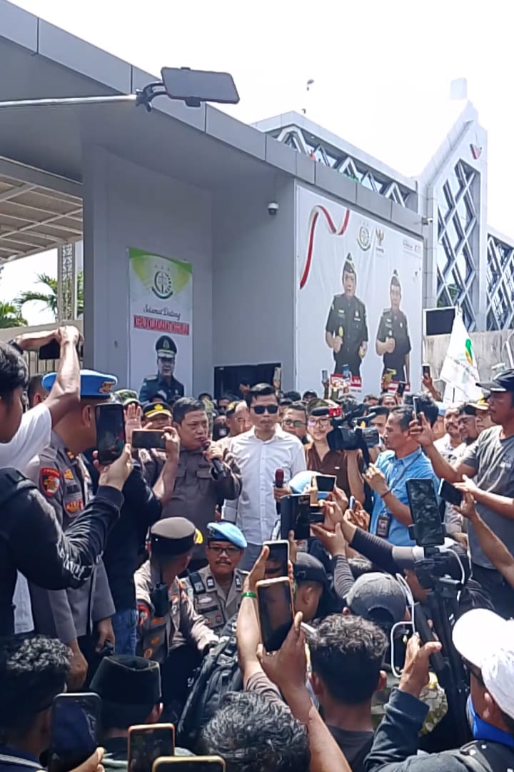 Kajati Riau Sutikno Akhirnya Temui Ribuan Pendemo di Gerbang Kejati!