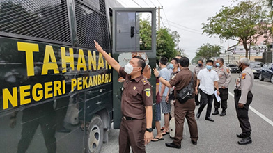 Dikawal Polisi, 97 Tahanan Dipindahkan ke Rutan Kelas I Pekanbaru