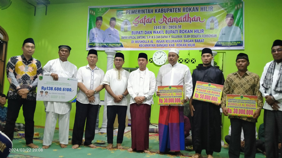 Safari Ramadhan Perdana, Bupati Rohil Serahkan Bantuan Operasional 3 Rumah Ibadah