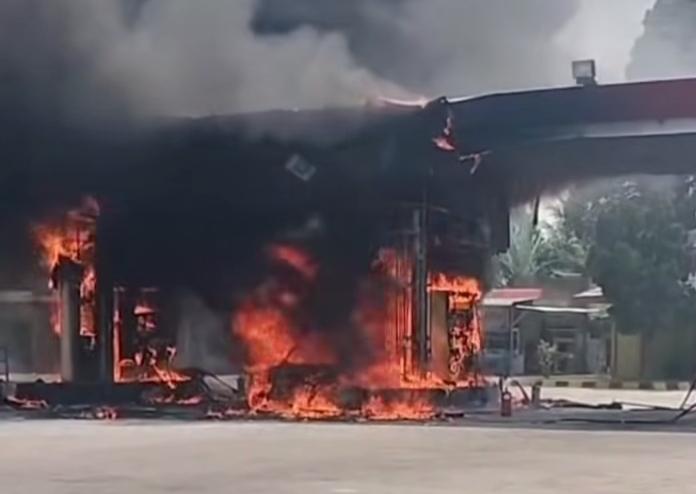SPBU Jalintim Pelalawan Terbakar Diduga Dipicu Minibus