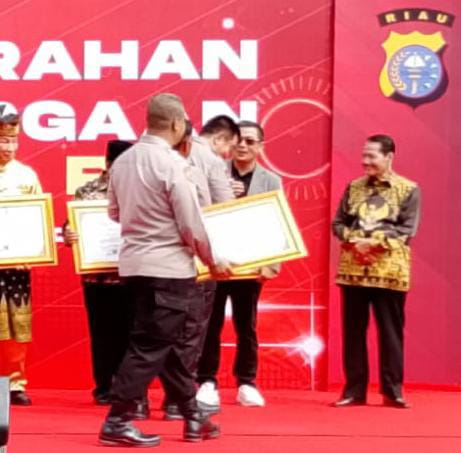 Ketua PWI  Raja Isyam Azwar  Dianugerahi Penghargaan oleh Kapolda Riau