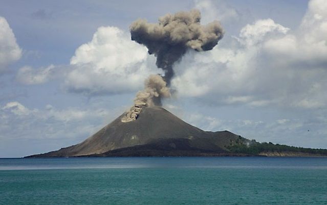 BNPB: Erupsi Gunung Anak Krakatau masih Berlangsung, Diprediksi bisa Potensi Tsunami