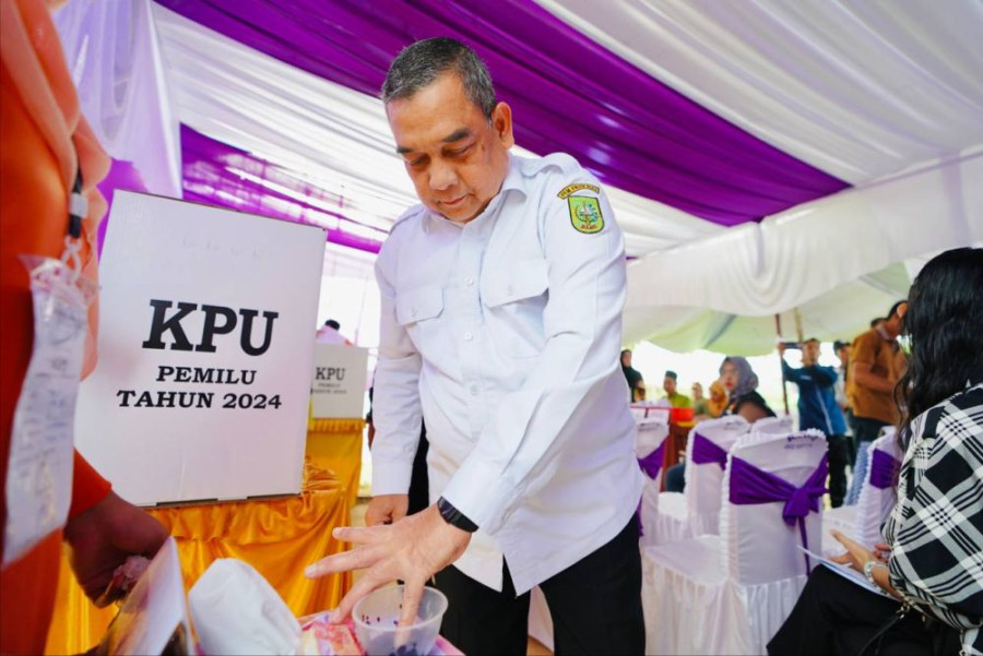 Gubri Edy Berikan Hak Suaranya di TPS 04 Tenayan Raya