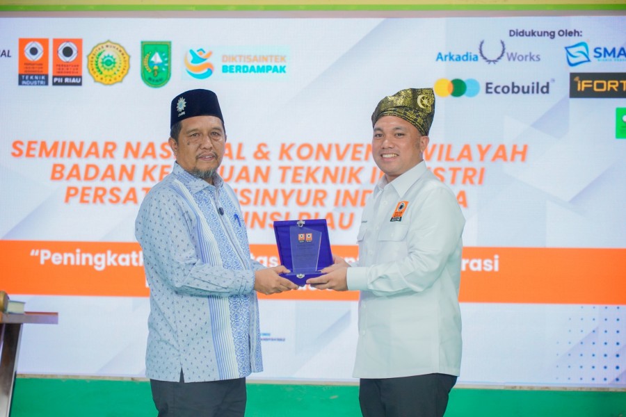 Fakultas Teknik UMRI Sukses Gelar Seminar Nasional dan Konvensi Wilayah BKTI-PII Wilayah Riau