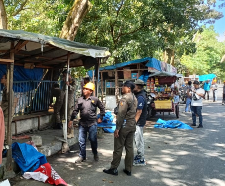 Satpol PP Pekanbaru Tertibkan Lapak PKL di Kawasan Taman Kota