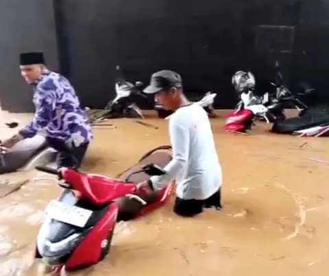 Drainase Belum Rampung, Luapan Air Genangi Kawasan Islamic Centre Rohul