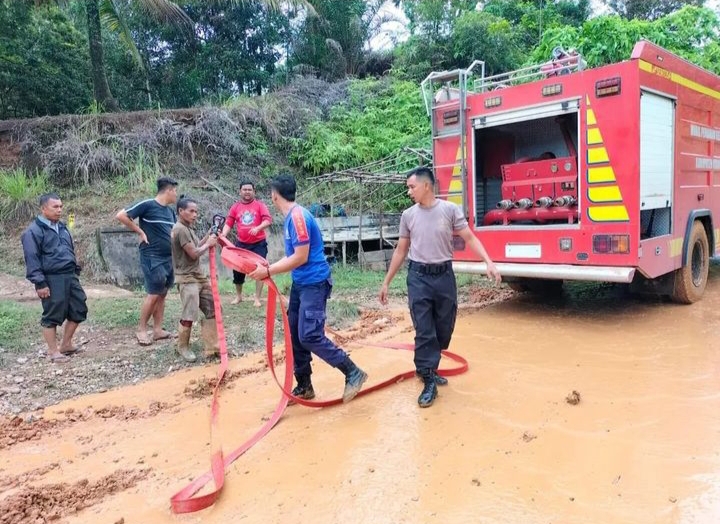 Longsor Rusak Rumah Warga di Hulu Kuantan