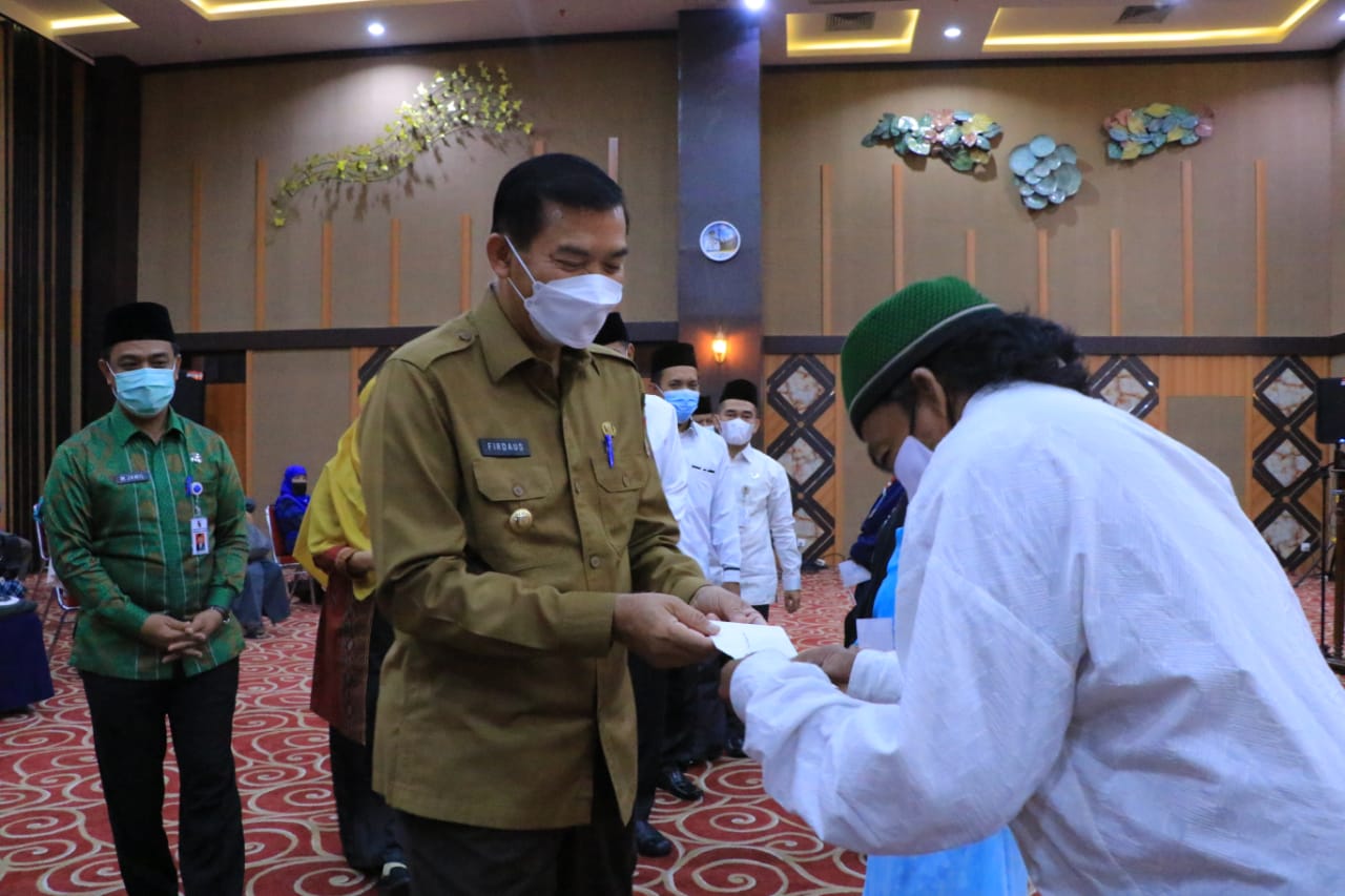 Baznas Salurkan THR Untuk Para Guru Mengaji di Pekanbaru