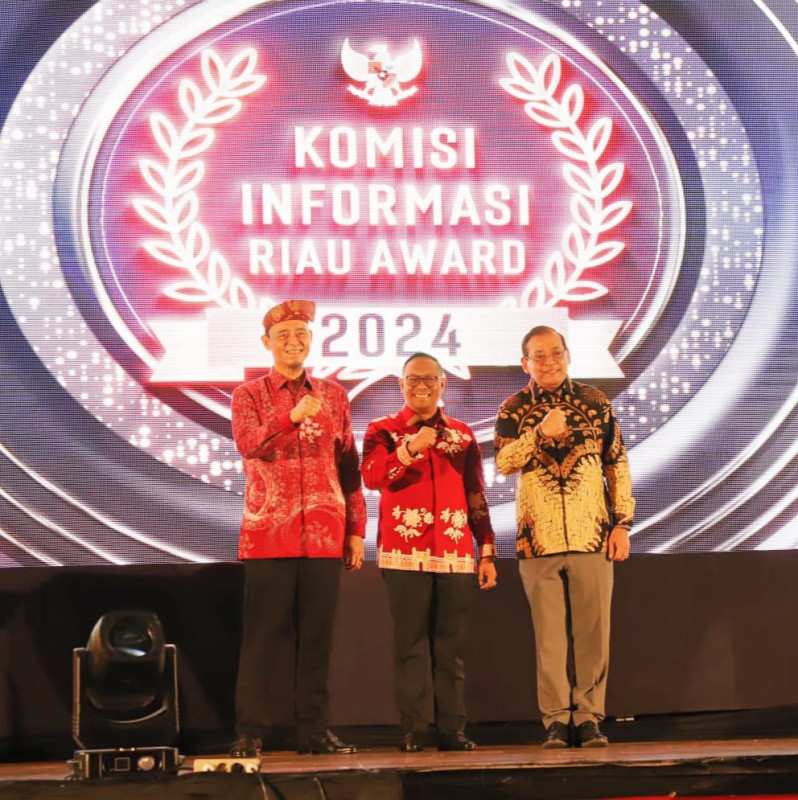 Komisi Informasi Riau Serahkan Award pada 51 Badan Publik