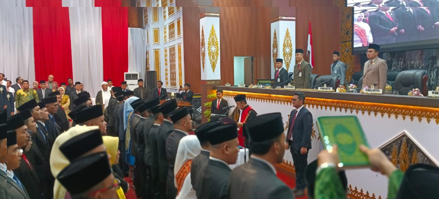 50 Anggota DPRD Pekanbaru Resmi Dilantik, Muhammad Isa Lahamid Jadi Ketua Sementara